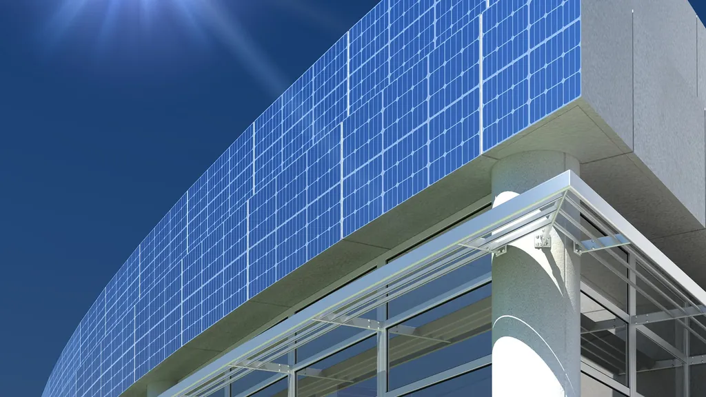 Geschwungene Glasfassade eines Gebäudes mit Solarmodulen
