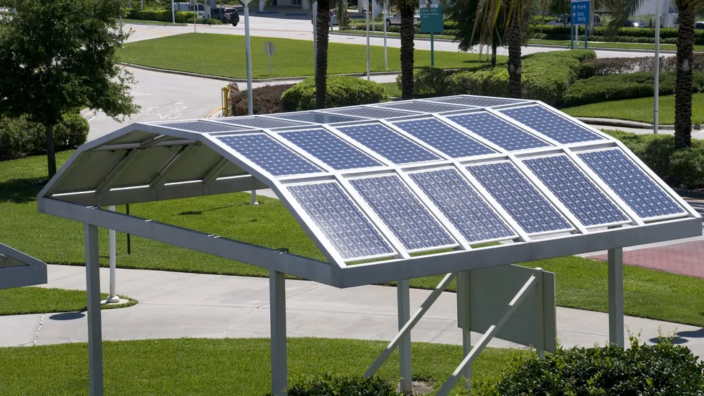 Geschwungener Solarcarport in einer gestalteten Parkanlage