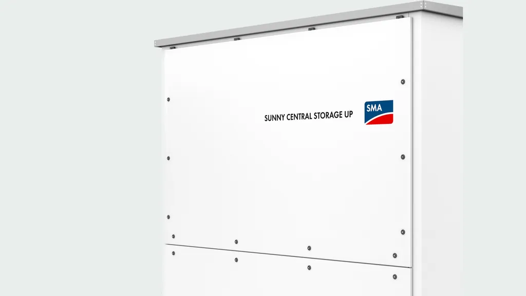 Batterie-Wechselrichter SMA Sunny Central Storage UP im weißen Gehäuse mit SMA-Logo