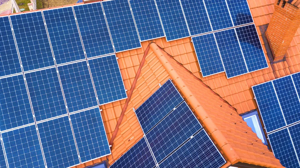 Draufsicht auf Solarmodule auf einem Ziegeldach mit Zellraster und Rahmen