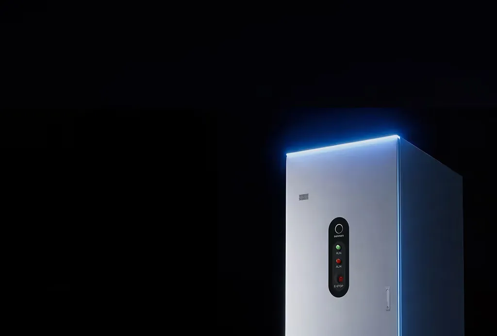 Nahaufnahme des Gehäuses des sonnen sonnenPro Compact mit Statusanzeige und blauer Lichtkante